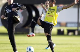 Caique e Liedson durante o treino do Corinthians esta tarde no CT Joaquim Grava, no Parque Ecolgico do Tiete. O time se prepara para o jogo contra o Cear, domingo a tarde, dia 14/08, no estdio do Pacaembu, pela 16 rodada do Brasileiro 2011