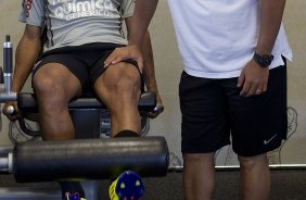 Emerson e o preparador fsico Eduardo Silva durante o treino do Corinthians esta tarde no CT Joaquim Grava, no Parque Ecolgico do Tiete. O time se prepara para o jogo contra o Cear, domingo a tarde, dia 14/08, no estdio do Pacaembu, pela 16 rodada do Brasileiro 2011