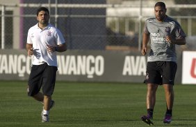 O fisioterapeuta Bruno Mazziotti e Adriano durante o treino do Corinthians esta tarde no CT Joaquim Grava, no Parque Ecolgico do Tiete. O time se prepara para o jogo contra o Cear, domingo a tarde, dia 14/08, no estdio do Pacaembu, pela 16 rodada do Brasileiro 2011