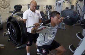 O preparador fsico Eduardo Silva com Ralf que voltou da Selecao Brasileira durante o treino do Corinthians esta tarde no CT Joaquim Grava, no Parque Ecolgico do Tiete. O time se prepara para o jogo contra o Cear, domingo a tarde, dia 14/08, no estdio do Pacaembu, pela 16 rodada do Brasileiro 2011