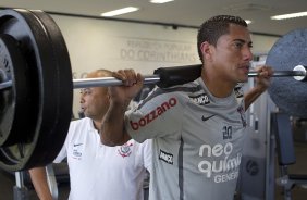 O preparador fsico Eduardo Silva com Ralf que voltou da Selecao Brasileira durante o treino do Corinthians esta tarde no CT Joaquim Grava, no Parque Ecolgico do Tiete. O time se prepara para o jogo contra o Cear, domingo a tarde, dia 14/08, no estdio do Pacaembu, pela 16 rodada do Brasileiro 2011