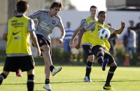 Paulo Andr e Jorge Henrique durante o treino do Corinthians esta tarde no CT Joaquim Grava, no Parque Ecolgico do Tiete. O time se prepara para o jogo contra o Cear, domingo a tarde, dia 14/08, no estdio do Pacaembu, pela 16 rodada do Brasileiro 2011