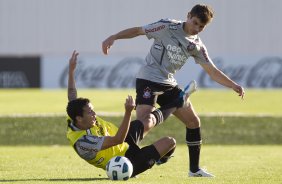 Ramon, caindo, e Alex durante o treino do Corinthians esta tarde no CT Joaquim Grava, no Parque Ecolgico do Tiete. O time se prepara para o jogo contra o Cear, domingo a tarde, dia 14/08, no estdio do Pacaembu, pela 16 rodada do Brasileiro 2011