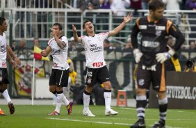Alex vibra com seu gol durante a partida entre Corinthians x Cear, realizada esta tarde no estdio do Pacaembu, vlida pela 16 rodada do Campeonato Brasileiro de 2011