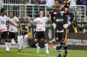 Alex vibra com seu gol durante a partida entre Corinthians x Cear, realizada esta tarde no estdio do Pacaembu, vlida pela 16 rodada do Campeonato Brasileiro de 2011