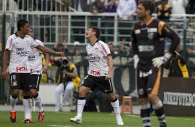 Alex vibra com seu gol durante a partida entre Corinthians x Cear, realizada esta tarde no estdio do Pacaembu, vlida pela 16 rodada do Campeonato Brasileiro de 2011