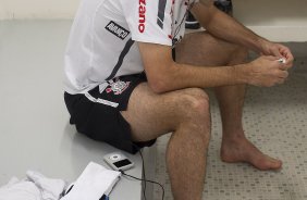 Danilo nos vestiários antes da partida entre Corinthians x Ceará, realizada esta tarde no estádio do Pacaembu, válida pela 16ª rodada do Campeonato Brasileiro de 2011