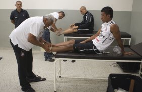 Julio Cesar, ao fundo, e Paulinho nos vestiários antes da partida entre Corinthians x Ceará, realizada esta tarde no estádio do Pacaembu, válida pela 16ª rodada do Campeonato Brasileiro de 2011