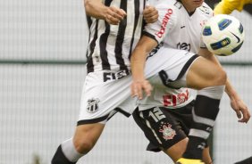 Michel e Alex durante a partida entre Corinthians x Cear, realizada esta tarde no estdio do Pacaembu, vlida pela 16 rodada do Campeonato Brasileiro de 2011