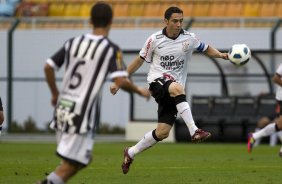 Michel e Chico durante a partida entre Corinthians x Cear, realizada esta tarde no estdio do Pacaembu, vlida pela 16 rodada do Campeonato Brasileiro de 2011