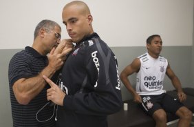 O fisioterapeuta Paulo Vieira faz alongamento em Julio Cesar nos vestiários antes da partida entre Corinthians x Ceará, realizada esta tarde no estádio do Pacaembu, válida pela 16ª rodada do Campeonato Brasileiro de 2011
