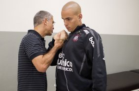 O fisioterapeuta Paulo Vieira faz alongamento em Julio Cesar nos vestiários antes da partida entre Corinthians x Ceará, realizada esta tarde no estádio do Pacaembu, válida pela 16ª rodada do Campeonato Brasileiro de 2011