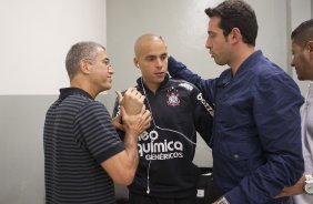 O gerente de futebol Edu Gaspar(d) cumprimenta Julio Cesar e o fisioterapeuta Paulo Vieira(e) nos vestiários antes da partida entre Corinthians x Ceará, realizada esta tarde no estádio do Pacaembu, válida pela 16ª rodada do Campeonato Brasileiro de 2011