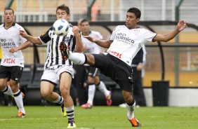 Oswaldo e Paulinho durante a partida entre Corinthians x Cear, realizada esta tarde no estdio do Pacaembu, vlida pela 16 rodada do Campeonato Brasileiro de 2011