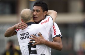 Paulinho comemora seu gol com Alessandro durante a partida entre Corinthians x Cear, realizada esta tarde no estdio do Pacaembu, vlida pela 16 rodada do Campeonato Brasileiro de 2011