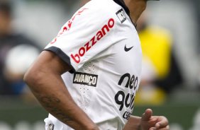 Paulinho comemora seu gol durante a partida entre Corinthians x Cear, realizada esta tarde no estdio do Pacaembu, vlida pela 16 rodada do Campeonato Brasileiro de 2011