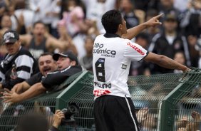 Paulinho comemora seu gol durante a partida entre Corinthians x Cear, realizada esta tarde no estdio do Pacaembu, vlida pela 16 rodada do Campeonato Brasileiro de 2011