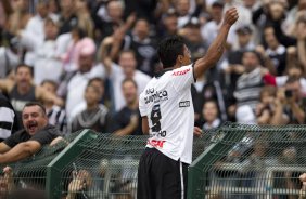Paulinho comemora seu gol durante a partida entre Corinthians x Cear, realizada esta tarde no estdio do Pacaembu, vlida pela 16 rodada do Campeonato Brasileiro de 2011