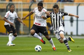 Paulinho e Oswaldo durante a partida entre Corinthians x Cear, realizada esta tarde no estdio do Pacaembu, vlida pela 16 rodada do Campeonato Brasileiro de 2011