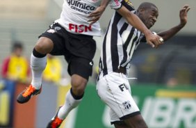 Paulinho e Rudinei durante a partida entre Corinthians x Cear, realizada esta tarde no estdio do Pacaembu, vlida pela 16 rodada do Campeonato Brasileiro de 2011