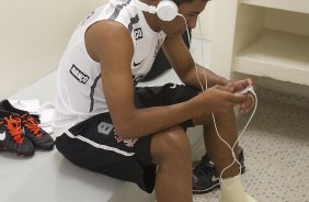 Paulinho nos vestiários antes da partida entre Corinthians x Ceará, realizada esta tarde no estádio do Pacaembu, válida pela 16ª rodada do Campeonato Brasileiro de 2011