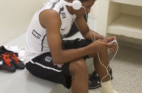 Paulinho nos vestirios antes da partida entre Corinthians x Cear, realizada esta tarde no estdio do Pacaembu, vlida pela 16 rodada do Campeonato Brasileiro de 2011