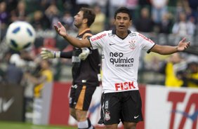 Paulinho reclama de gol anulado durante a partida entre Corinthians x Cear, realizada esta tarde no estdio do Pacaembu, vlida pela 16 rodada do Campeonato Brasileiro de 2011