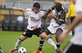 Willian e Anderson Luis durante a partida entre Corinthians x Cear, realizada esta tarde no estdio do Pacaembu, vlida pela 16 rodada do Campeonato Brasileiro de 2011