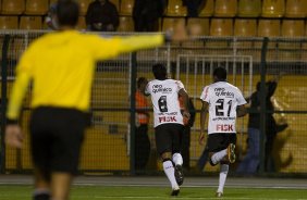Paulinho comemora seu gol com Edenilson(d) durante a partida entre Corinthians x Grmio, realizada esta noite no estdio do Pacaembu, pela 20 rodada do Campeonato Brasileiro de 2011, primeira rodada do returno