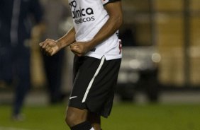 Paulinho comemora seu gol durante a partida entre Corinthians x Grmio, realizada esta noite no estdio do Pacaembu, pela 20 rodada do Campeonato Brasileiro de 2011, primeira rodada do returno