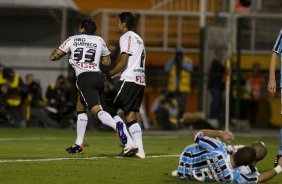 Ramon comemora seu gol com Paulinho(d) durante a partida entre Corinthians x Grmio, realizada esta noite no estdio do Pacaembu, pela 20 rodada do Campeonato Brasileiro de 2011, primeira rodada do returno