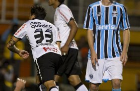 Ramon comemora seu gol durante a partida entre Corinthians x Grmio, realizada esta noite no estdio do Pacaembu, pela 20 rodada do Campeonato Brasileiro de 2011, primeira rodada do returno
