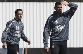 Chico e Leandro Castn que volta como titular amanh, durante o treino do Corinthians esta manh no CT Joaquim Grava, no Parque Ecolgico do Tiete. O time se prepara para o jogo contra o Coritiba, amanh, dia 04/09, domingo a tarde, no estdio Couto Pereira, vlida pela 21 rodada do Brasileiro 2011