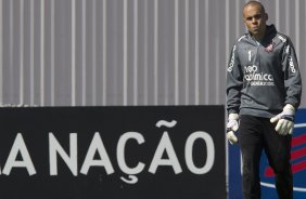 Julio Cesar deixa o gramado durante o treino do Corinthians esta manh no CT Joaquim Grava, no Parque Ecolgico do Tiete. O time se prepara para o jogo contra o Coritiba, amanh, dia 04/09, domingo a tarde, no estdio Couto Pereira, vlida pela 21 rodada do Brasileiro 2011