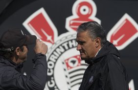 O preparador fsico Artur Ruschel e Tite durante o treino do Corinthians esta manh no CT Joaquim Grava, no Parque Ecolgico do Tiete. O time se prepara para o jogo contra o Coritiba, amanh, dia 04/09, domingo a tarde, no estdio Couto Pereira, vlida pela 21 rodada do Brasileiro 2011