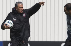 Tite e Danilo durante o treino do Corinthians esta manh no CT Joaquim Grava, no Parque Ecolgico do Tiete. O time se prepara para o jogo contra o Coritiba, amanh, dia 04/09, domingo a tarde, no estdio Couto Pereira, vlida pela 21 rodada do Brasileiro 2011