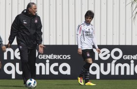 Tite e Willian durante o treino do Corinthians esta manh no CT Joaquim Grava, no Parque Ecolgico do Tiete. O time se prepara para o jogo contra o Coritiba, amanh, dia 04/09, domingo a tarde, no estdio Couto Pereira, vlida pela 21 rodada do Brasileiro 2011