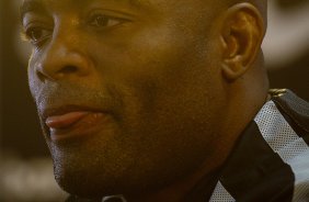 O lutador de MMA, Anderson Silva foi apresentado pelo presidente Andres Sanchez como o mais novo atleta patrocinado pelo Corinthians, após o treino desta manhã no CT Joaquim Grava, no Parque Ecológico do Tiete. O time se prepara para o jogo contra o Flamengo, quinta-feira a noite, dia 08/09, no estádio do Pacaembu, válida pela 22ª rodada do Brasileirão 2011