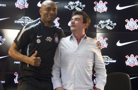 O lutador de MMA, Anderson Silva foi apresentado pelo presidente Andres Sanchez como o mais novo atleta patrocinado pelo Corinthians, aps o treino desta manh no CT Joaquim Grava, no Parque Ecolgico do Tiete. O time se prepara para o jogo contra o Flamengo, quinta-feira a noite, dia 08/09, no estdio do Pacaembu, vlida pela 22 rodada do Brasileiro 2011