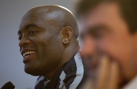 O lutador de MMA, Anderson Silva foi apresentado pelo presidente Andres Sanchez como o mais novo atleta patrocinado pelo Corinthians, após o treino desta manhã no CT Joaquim Grava, no Parque Ecológico do Tiete. O time se prepara para o jogo contra o Flamengo, quinta-feira a noite, dia 08/09, no estádio do Pacaembu, válida pela 22ª rodada do Brasileirão 2011