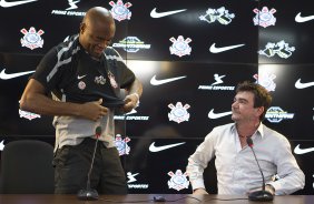 O lutador de MMA, Anderson Silva foi apresentado pelo presidente Andres Sanchez como o mais novo atleta patrocinado pelo Corinthians, aps o treino desta manh no CT Joaquim Grava, no Parque Ecolgico do Tiete. O time se prepara para o jogo contra o Flamengo, quinta-feira a noite, dia 08/09, no estdio do Pacaembu, vlida pela 22 rodada do Brasileiro 2011