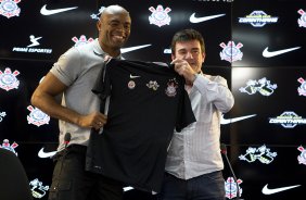 O lutador de MMA, Anderson Silva foi apresentado pelo presidente Andres Sanchez como o mais novo atleta patrocinado pelo Corinthians, após o treino desta manhã no CT Joaquim Grava, no Parque Ecológico do Tiete. O time se prepara para o jogo contra o Flamengo, quinta-feira a noite, dia 08/09, no estádio do Pacaembu, válida pela 22ª rodada do Brasileirão 2011