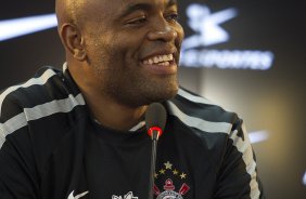 O lutador de MMA, Anderson Silva foi apresentado pelo presidente Andres Sanchez como o mais novo atleta patrocinado pelo Corinthians, aps o treino desta manh no CT Joaquim Grava, no Parque Ecolgico do Tiete. O time se prepara para o jogo contra o Flamengo, quinta-feira a noite, dia 08/09, no estdio do Pacaembu, vlida pela 22 rodada do Brasileiro 2011