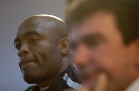 O lutador de MMA, Anderson Silva foi apresentado pelo presidente Andres Sanchez como o mais novo atleta patrocinado pelo Corinthians, após o treino desta manhã no CT Joaquim Grava, no Parque Ecológico do Tiete. O time se prepara para o jogo contra o Flamengo, quinta-feira a noite, dia 08/09, no estádio do Pacaembu, válida pela 22ª rodada do Brasileirão 2011
