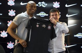 O lutador de MMA, Anderson Silva foi apresentado pelo presidente Andres Sanchez como o mais novo atleta patrocinado pelo Corinthians, após o treino desta manhã no CT Joaquim Grava, no Parque Ecológico do Tiete. O time se prepara para o jogo contra o Flamengo, quinta-feira a noite, dia 08/09, no estádio do Pacaembu, válida pela 22ª rodada do Brasileirão 2011