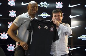 O lutador de MMA, Anderson Silva foi apresentado pelo presidente Andres Sanchez como o mais novo atleta patrocinado pelo Corinthians, aps o treino desta manh no CT Joaquim Grava, no Parque Ecolgico do Tiete. O time se prepara para o jogo contra o Flamengo, quinta-feira a noite, dia 08/09, no estdio do Pacaembu, vlida pela 22 rodada do Brasileiro 2011