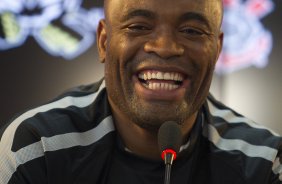 O lutador de MMA, Anderson Silva foi apresentado pelo presidente Andres Sanchez como o mais novo atleta patrocinado pelo Corinthians, aps o treino desta manh no CT Joaquim Grava, no Parque Ecolgico do Tiete. O time se prepara para o jogo contra o Flamengo, quinta-feira a noite, dia 08/09, no estdio do Pacaembu, vlida pela 22 rodada do Brasileiro 2011