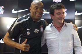 O lutador de MMA, Anderson Silva foi apresentado pelo presidente Andres Sanchez como o mais novo atleta patrocinado pelo Corinthians, aps o treino desta manh no CT Joaquim Grava, no Parque Ecolgico do Tiete. O time se prepara para o jogo contra o Flamengo, quinta-feira a noite, dia 08/09, no estdio do Pacaembu, vlida pela 22 rodada do Brasileiro 2011