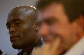 O lutador de MMA, Anderson Silva foi apresentado pelo presidente Andres Sanchez como o mais novo atleta patrocinado pelo Corinthians, aps o treino desta manh no CT Joaquim Grava, no Parque Ecolgico do Tiete. O time se prepara para o jogo contra o Flamengo, quinta-feira a noite, dia 08/09, no estdio do Pacaembu, vlida pela 22 rodada do Brasileiro 2011