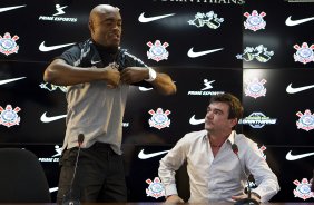O lutador de MMA, Anderson Silva foi apresentado pelo presidente Andres Sanchez como o mais novo atleta patrocinado pelo Corinthians, após o treino desta manhã no CT Joaquim Grava, no Parque Ecológico do Tiete. O time se prepara para o jogo contra o Flamengo, quinta-feira a noite, dia 08/09, no estádio do Pacaembu, válida pela 22ª rodada do Brasileirão 2011